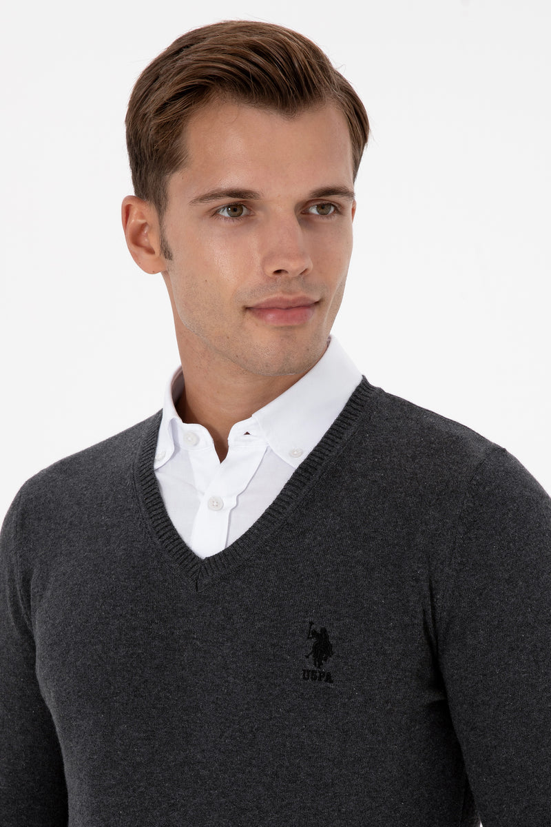 Pulover Barbat Pe Gri Inchis Cu Guler In V Si Logo Brodat