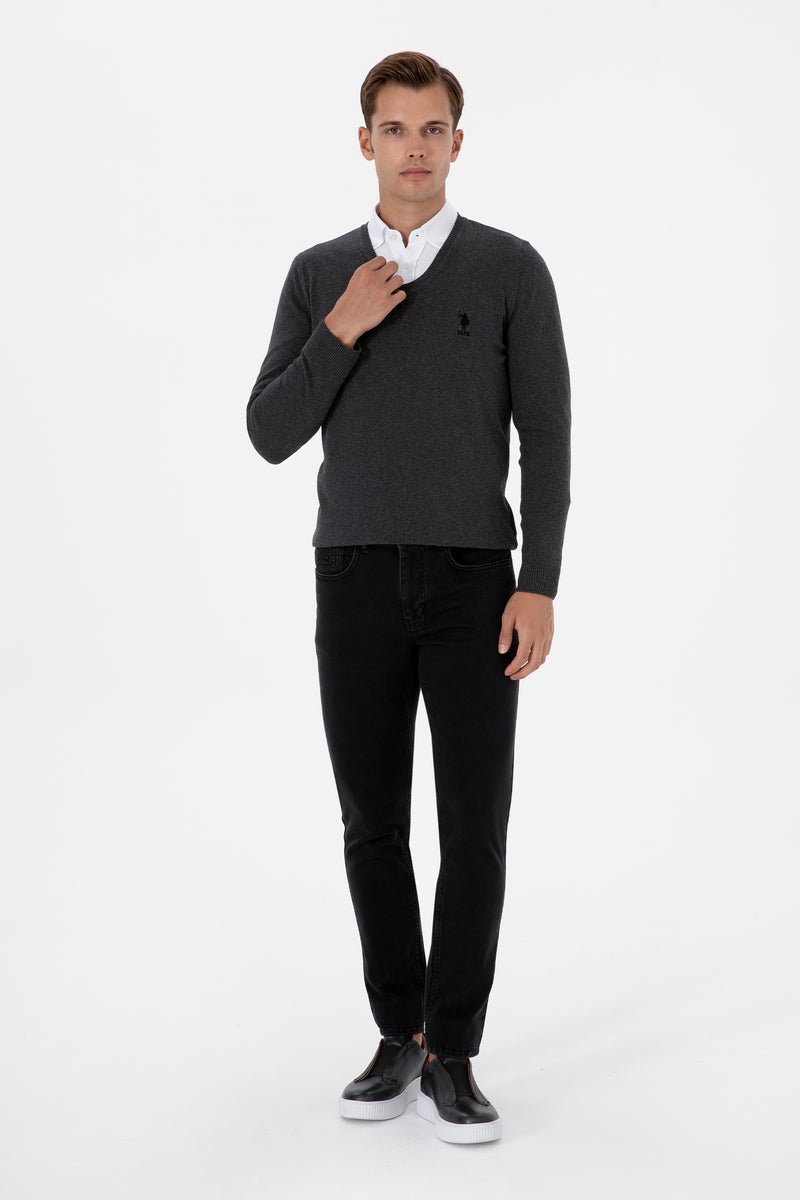Pulover Barbat Pe Gri Inchis Cu Guler In V Si Logo Brodat