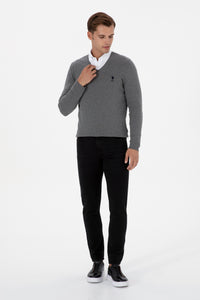 Pulover Barbat Pe Gri Cu Guler In V Si Logo Brodat