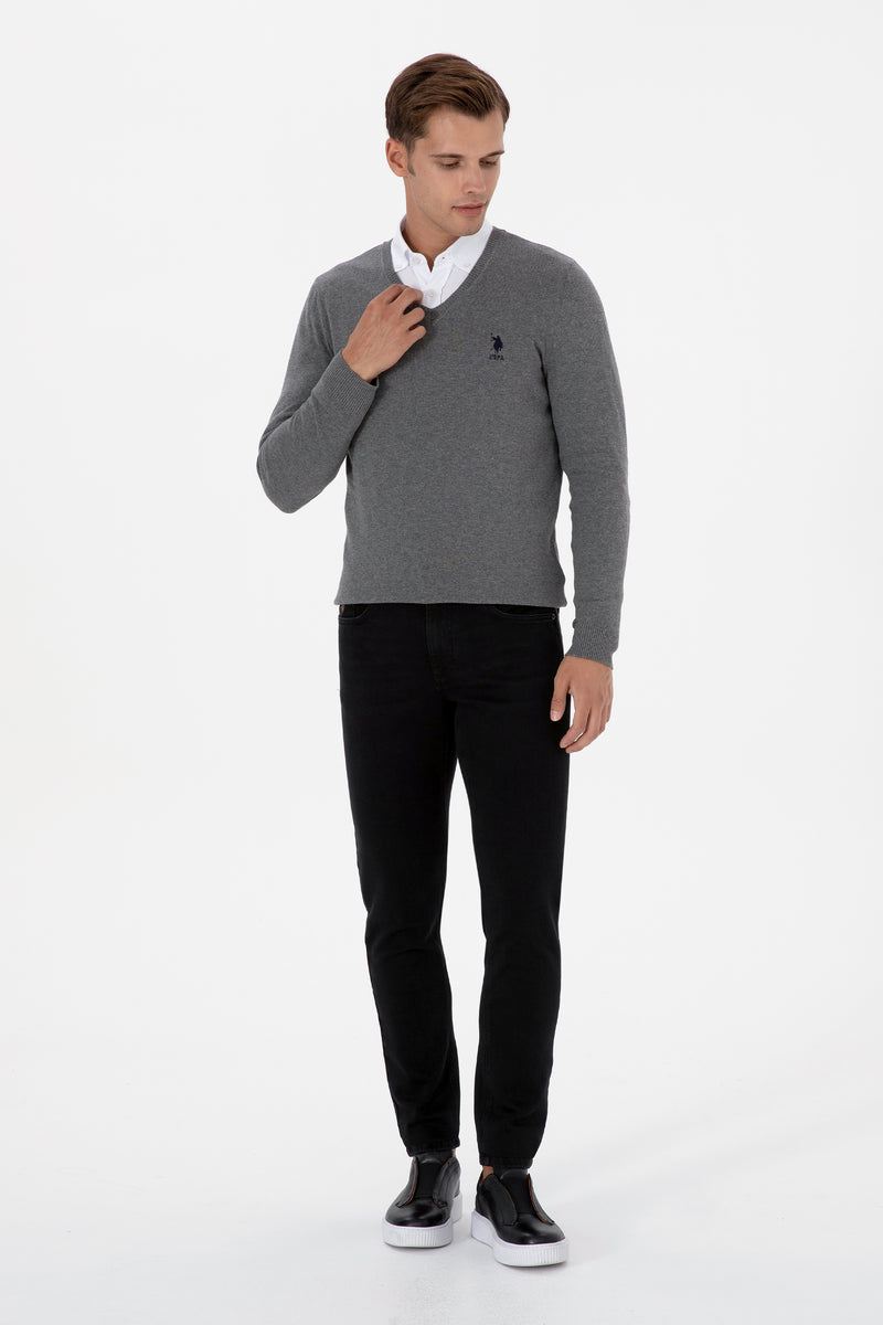 Pulover Barbat Pe Gri Cu Guler In V Si Logo Brodat