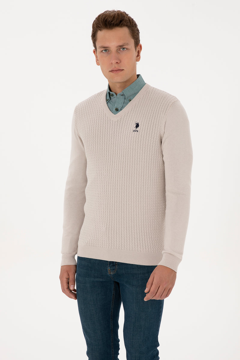Pulover Barbat Pe Alb In Cu Guler In V Si Textura