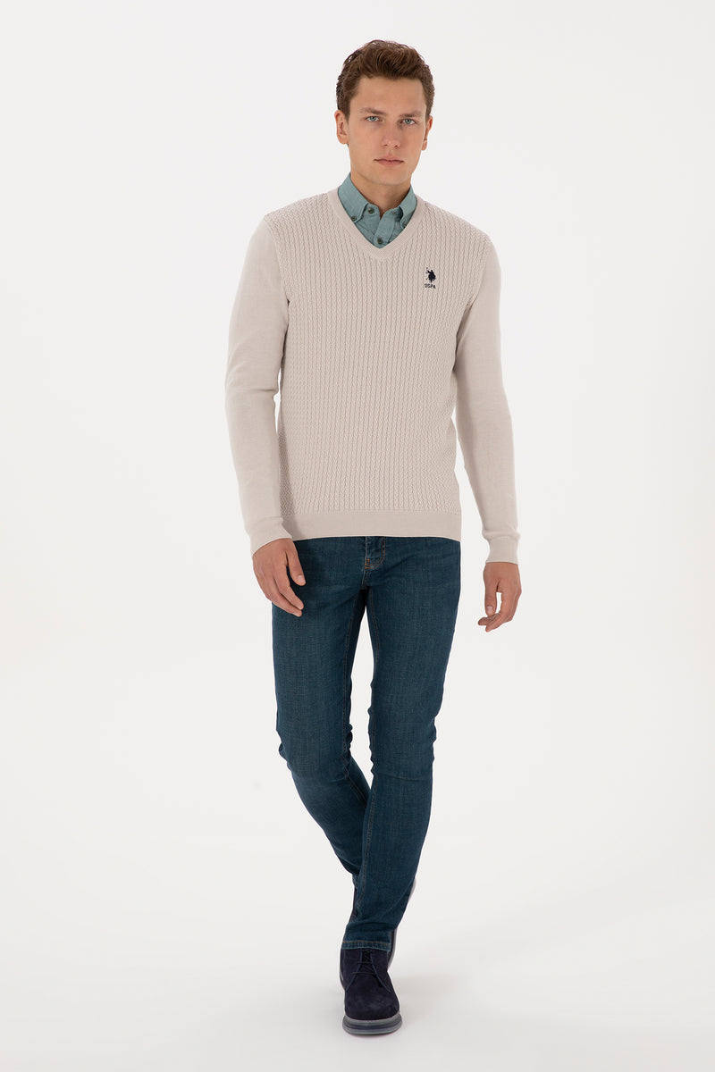 Pulover Barbat Pe Alb In Cu Guler In V Si Textura