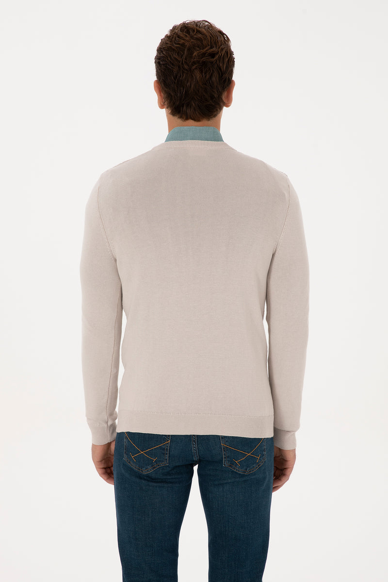 Pulover Barbat Pe Alb In Cu Guler In V Si Textura