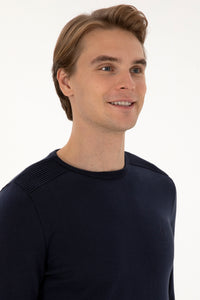 Pulover Barbat Pe Bleumarin Cu Guler Rotund Si Textura pe Umeri