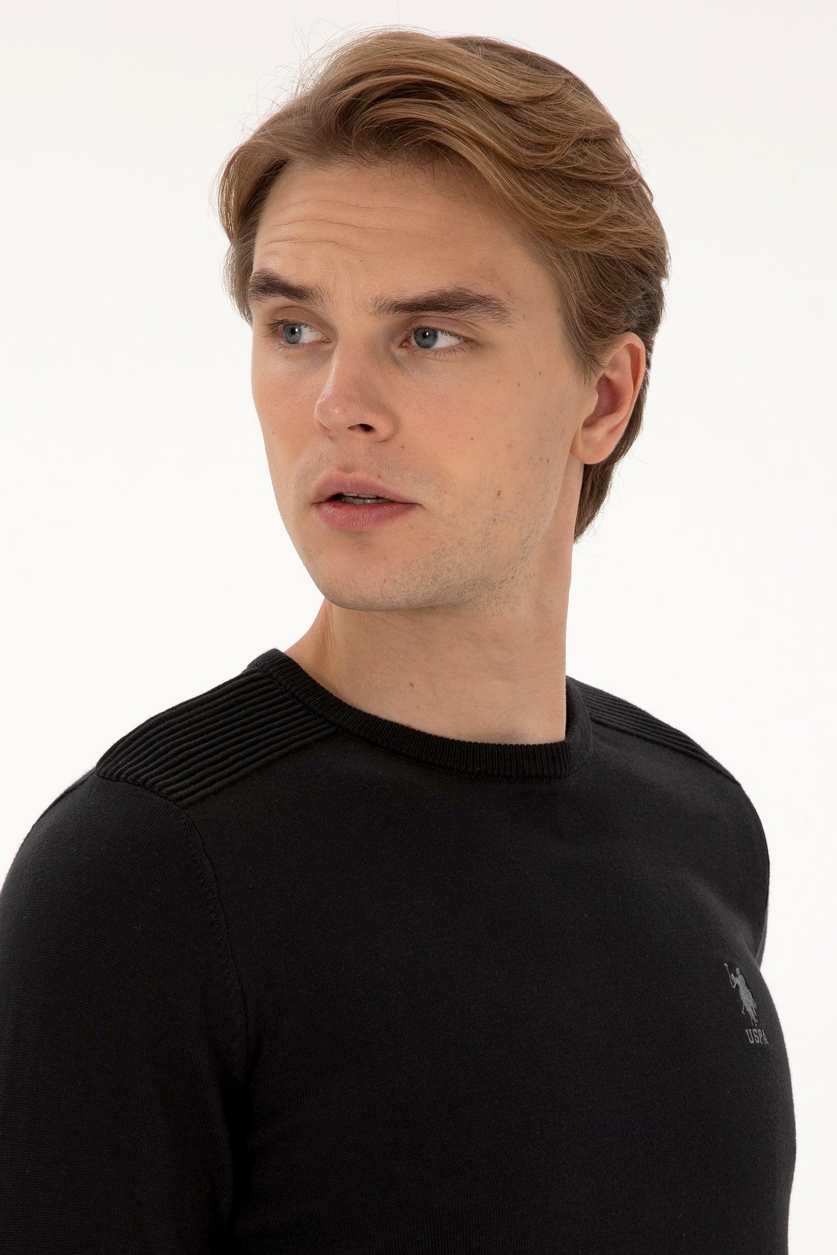 Pulover Barbat Pe Negru Cu Guler Rotund Si Textura pe Umeri