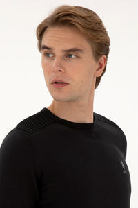 Pulover Barbat Pe Negru Cu Guler Rotund Si Textura pe Umeri