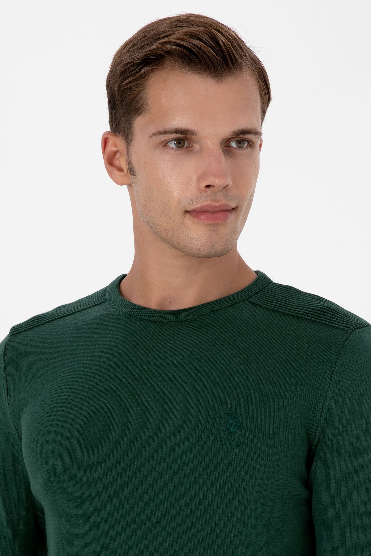 Pulover Barbat Pe Verde Cu Guler Rotund Si Textura pe Umeri