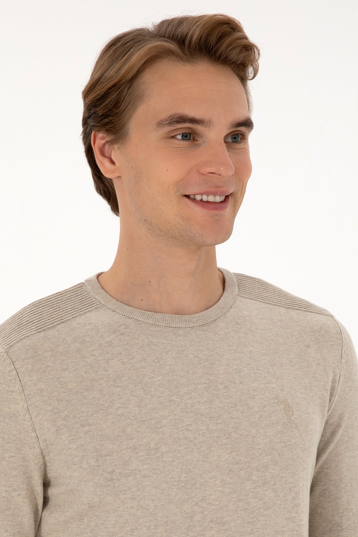 Pulover Barbat Pe Bej Cu Guler Rotund Si Textura pe Umeri