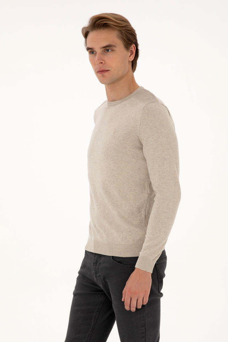 Pulover Barbat Pe Bej Cu Guler Rotund Si Textura pe Umeri