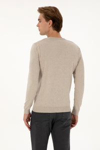 Pulover Barbat Pe Bej Cu Guler Rotund Si Textura pe Umeri