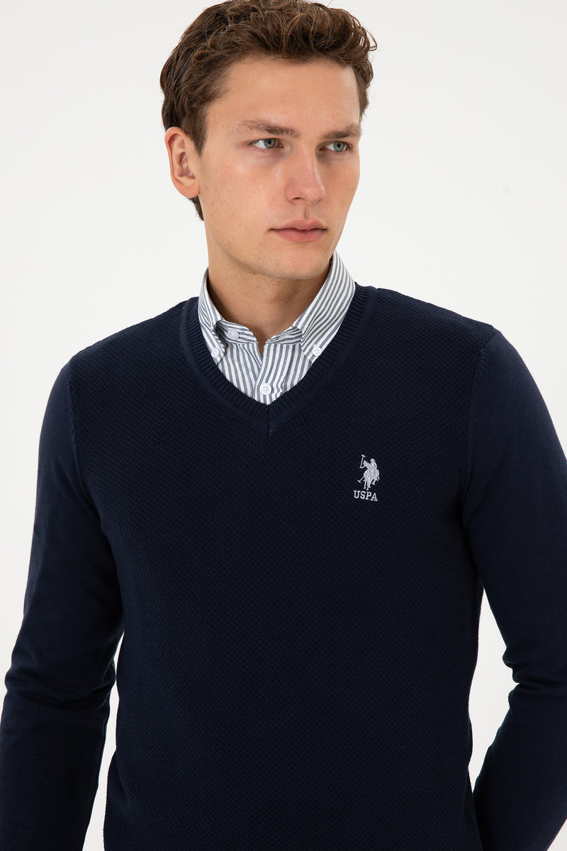 Pulover Barbat Pe Bleumarin Cu Guler In V Si Textura