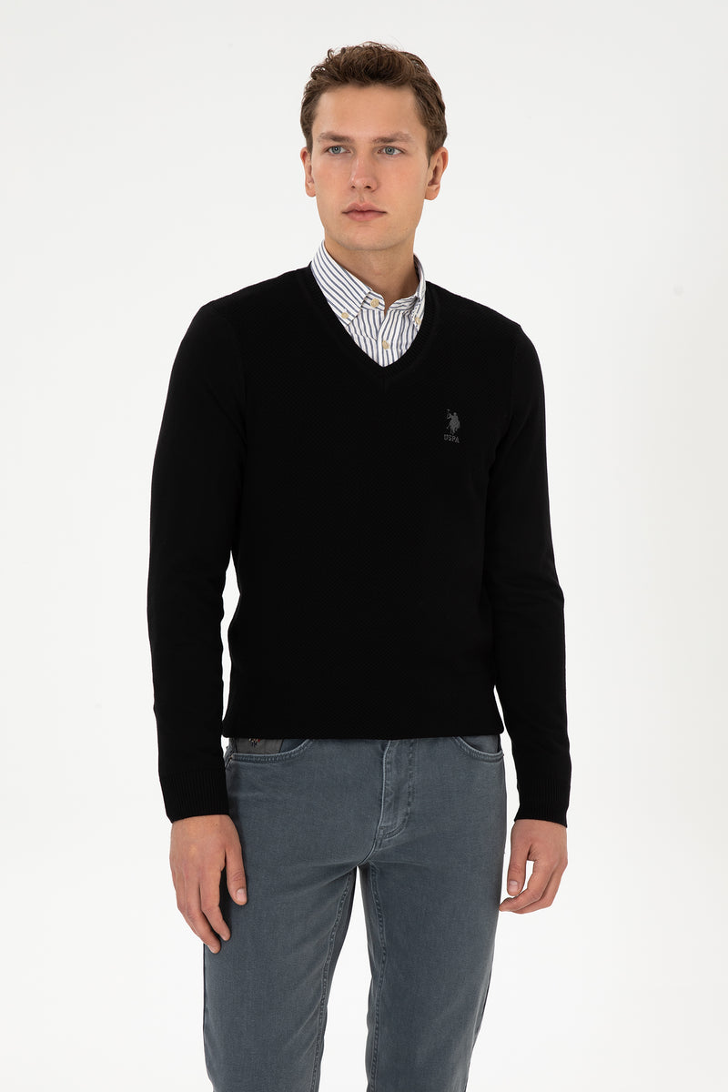 Pulover Barbat Pe Negru Cu Guler In V Si Textura