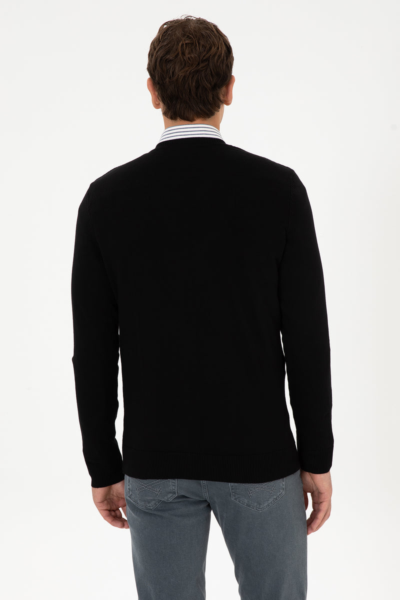 Pulover Barbat Pe Negru Cu Guler In V Si Textura