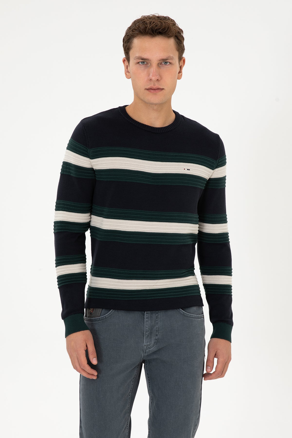 Pulover Barbat Pe Bleumarin Cu Dungi Orizontale In Contrast