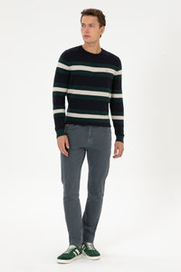 Pulover Barbat Pe Bleumarin Cu Dungi Orizontale In Contrast