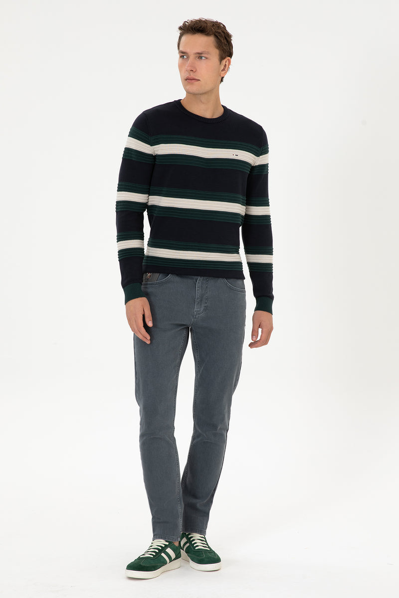 Pulover Barbat Pe Bleumarin Cu Dungi Orizontale In Contrast