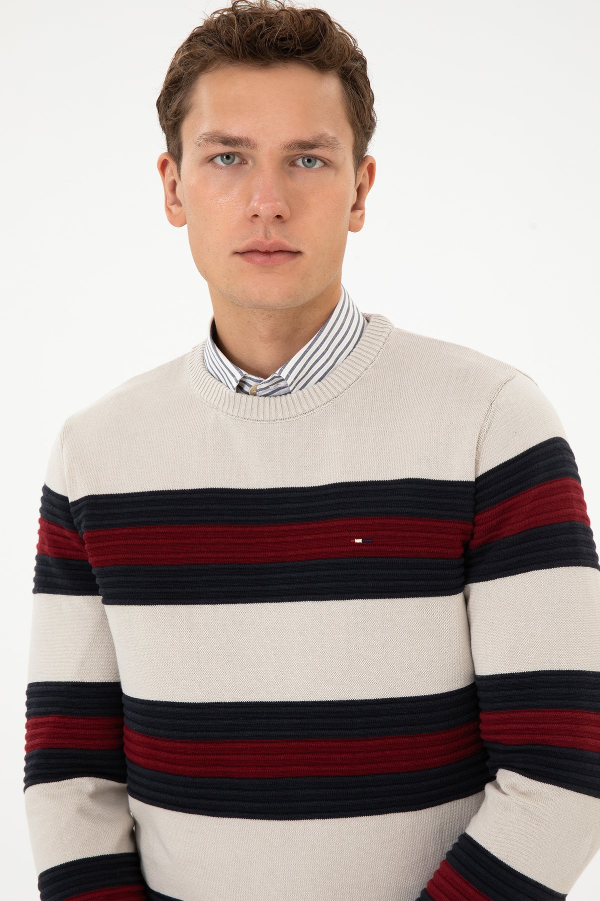 Pulover Barbat Pe Bej Cu Dungi Orizontale In Contrast