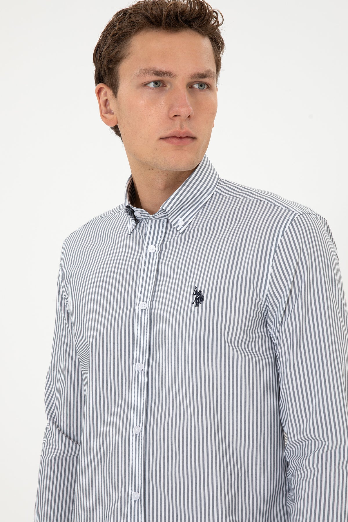 Camasa Barbat Pe Fond Alb Cu Dungi Verticale