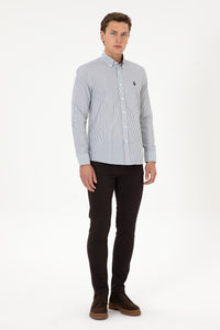 Camasa Barbat Pe Fond Alb Cu Dungi Verticale