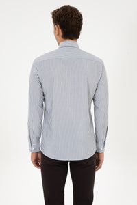 Camasa Barbat Pe Fond Alb Cu Dungi Verticale