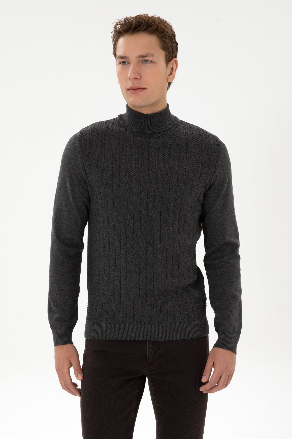 Pulover Tip Maleta Barbat Pe Gri Inchis Cu Guler Simplu