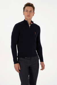 Pulover Barbat Pe Bleumarin Guler Inalt Inchis Cu Fermoar