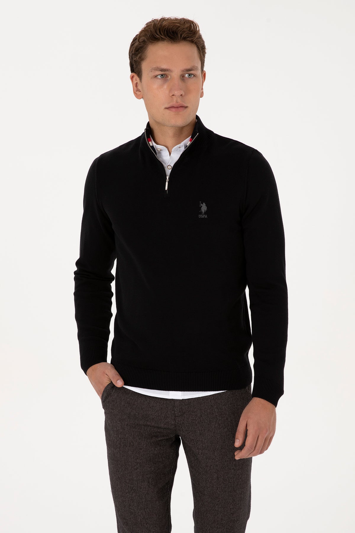 Pulover Barbat Pe Negru Guler Inalt Inchis Cu Fermoar