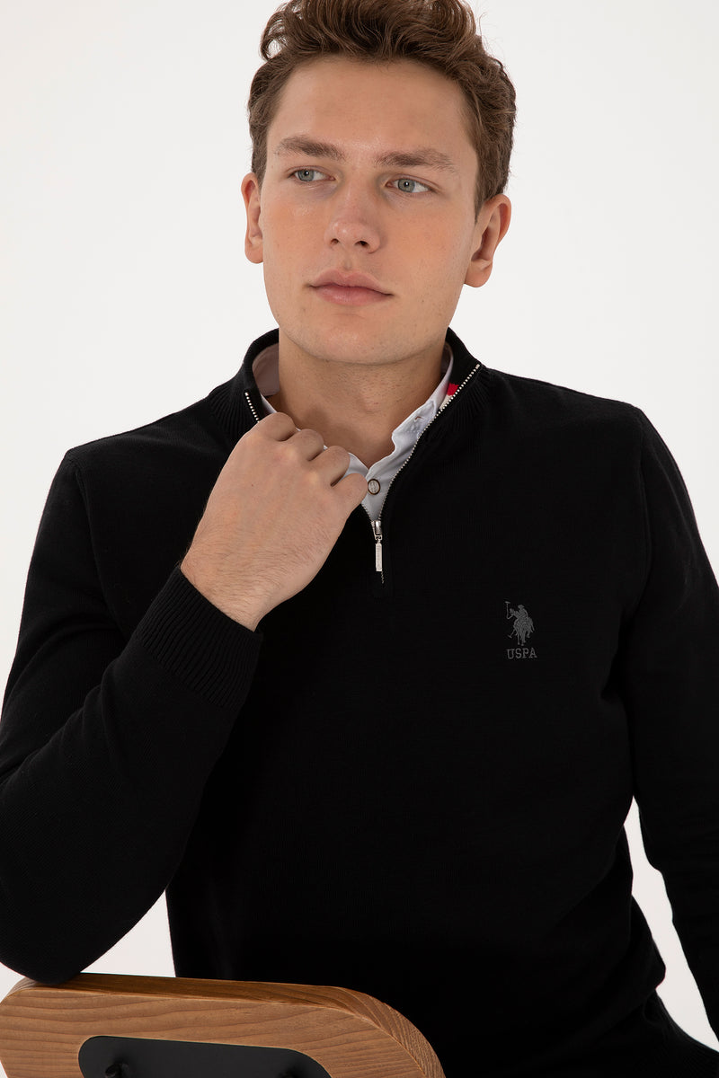 Pulover Barbat Pe Negru Guler Inalt Inchis Cu Fermoar