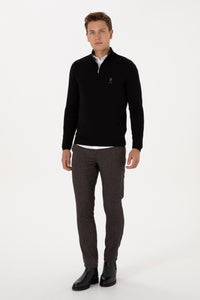 Pulover Barbat Pe Negru Guler Inalt Inchis Cu Fermoar