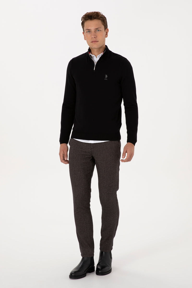 Pulover Barbat Pe Negru Guler Inalt Inchis Cu Fermoar