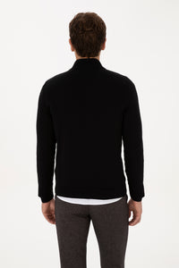 Pulover Barbat Pe Negru Guler Inalt Inchis Cu Fermoar