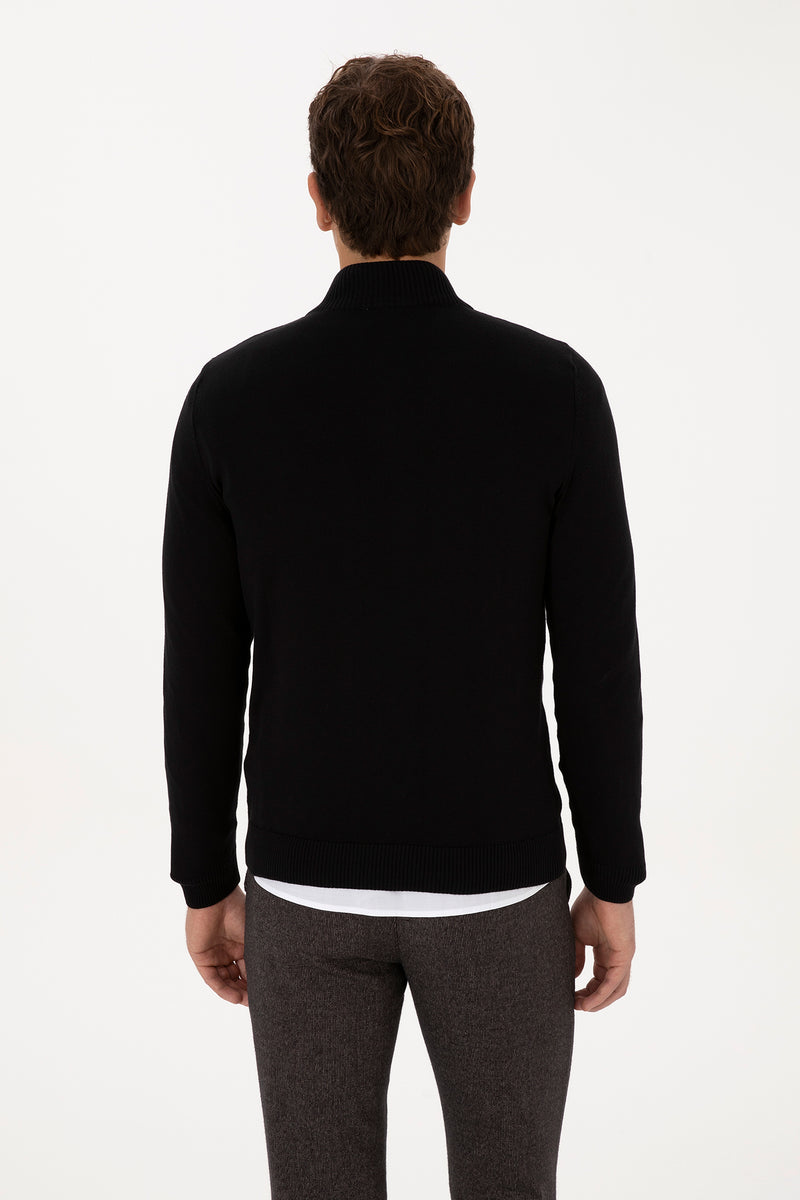 Pulover Barbat Pe Negru Guler Inalt Inchis Cu Fermoar