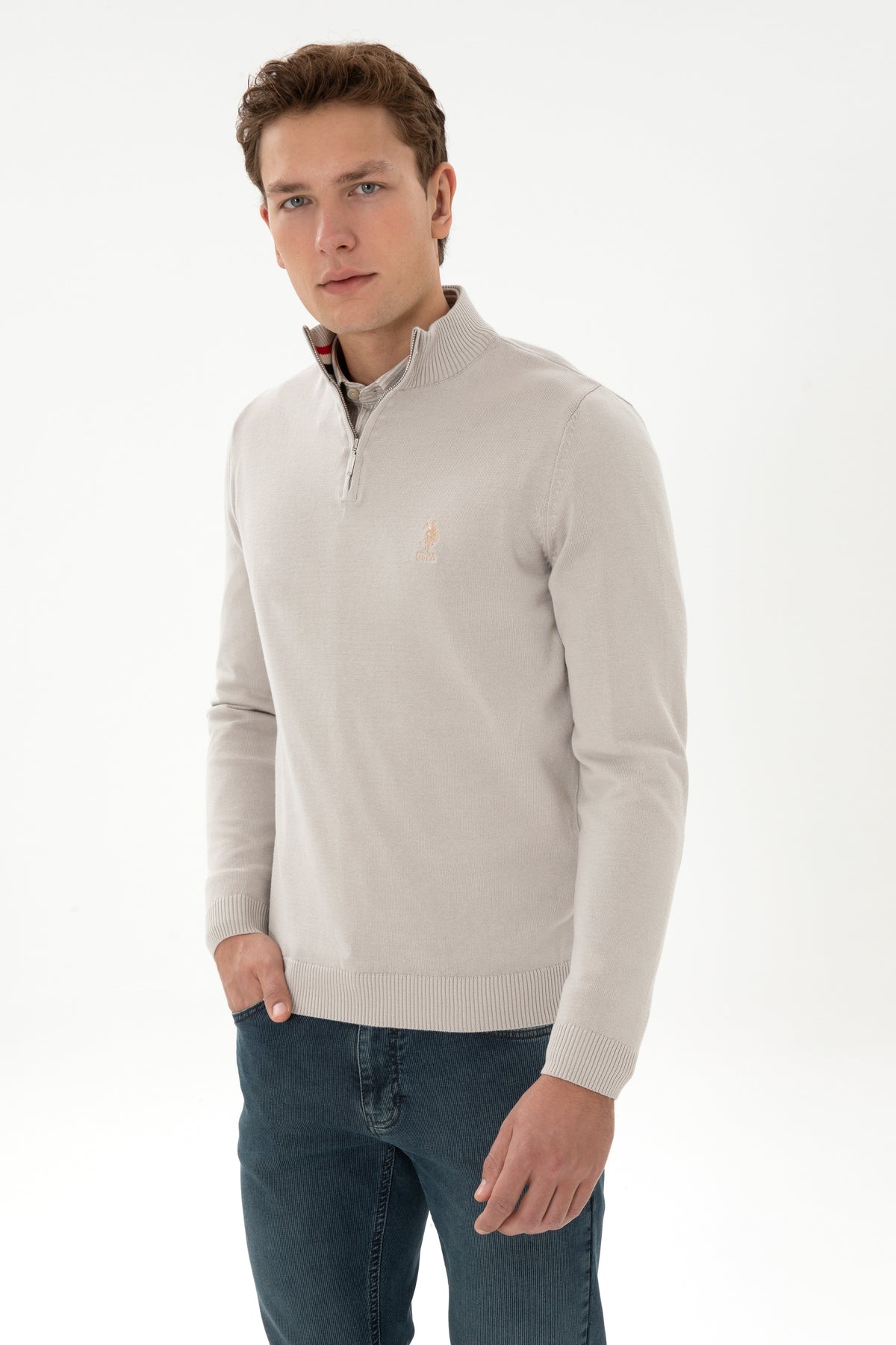 Pulover Barbat Pe Bej Guler Inalt Inchis Cu Fermoar