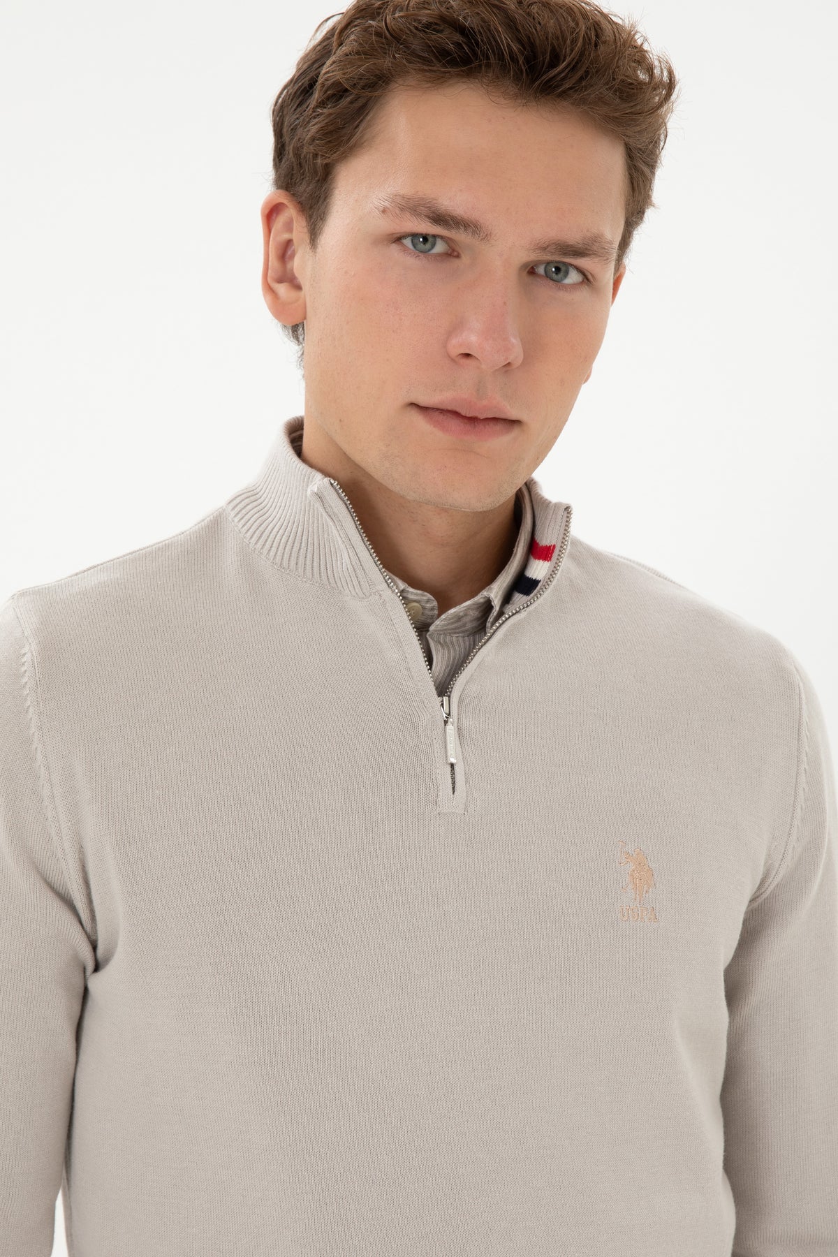 Pulover Barbat Pe Bej Guler Inalt Inchis Cu Fermoar