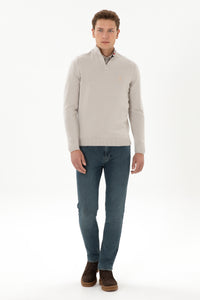 Pulover Barbat Pe Bej Guler Inalt Inchis Cu Fermoar