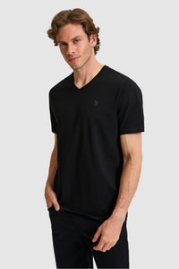 Tricou Bărbați Negru Cu Decolteu În V Și Logo Discret