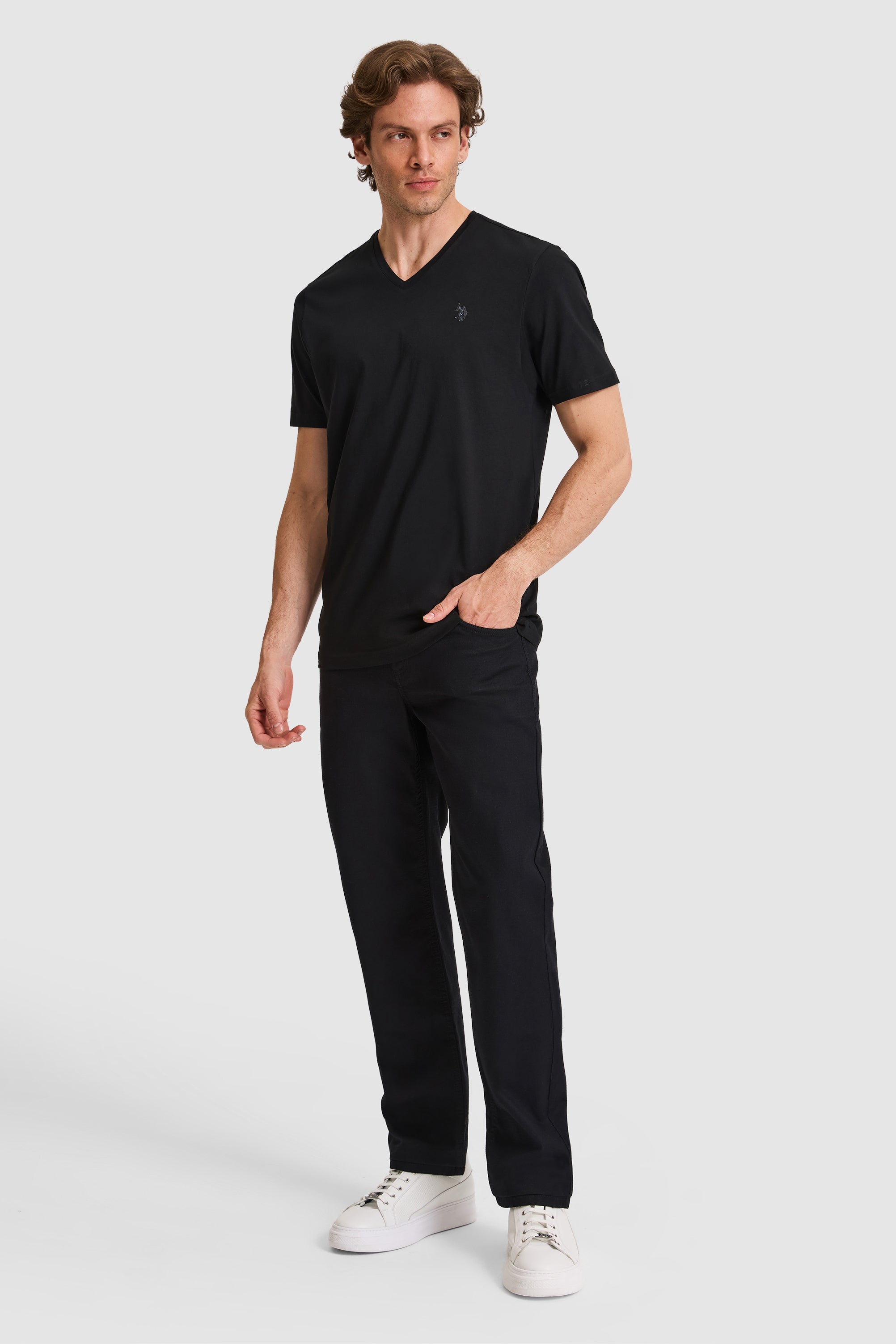 Tricou Bărbați Negru Cu Decolteu În V Și Logo Discret