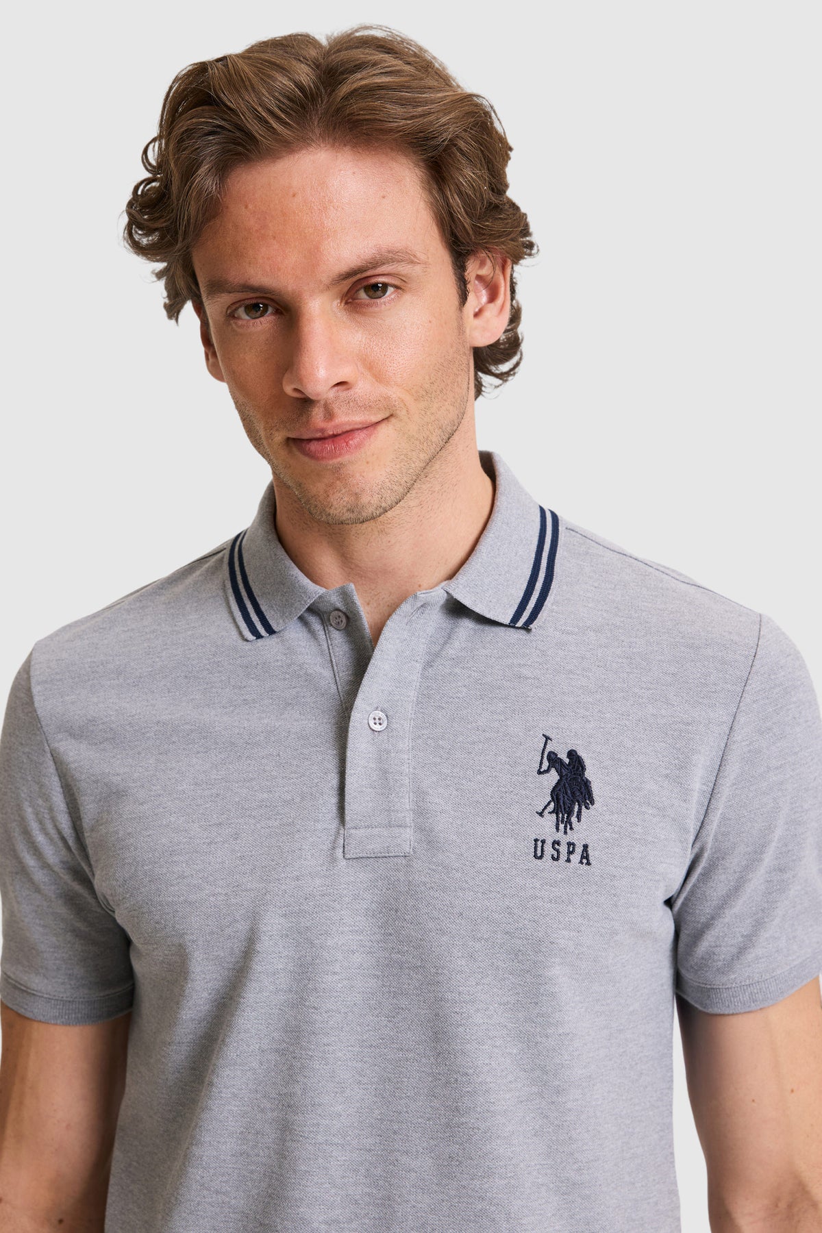 Tricou Polo Bărbați Gri Cu Detalii Guler Și Logo Brodat