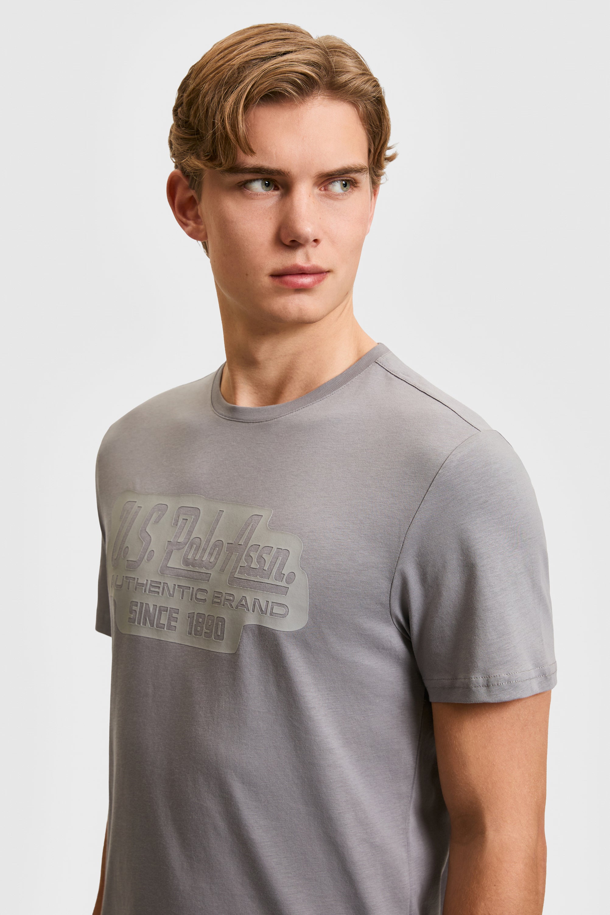 Tricou Barbat Cu Decolteu La Baza Gatului Si Imprimeu Logo