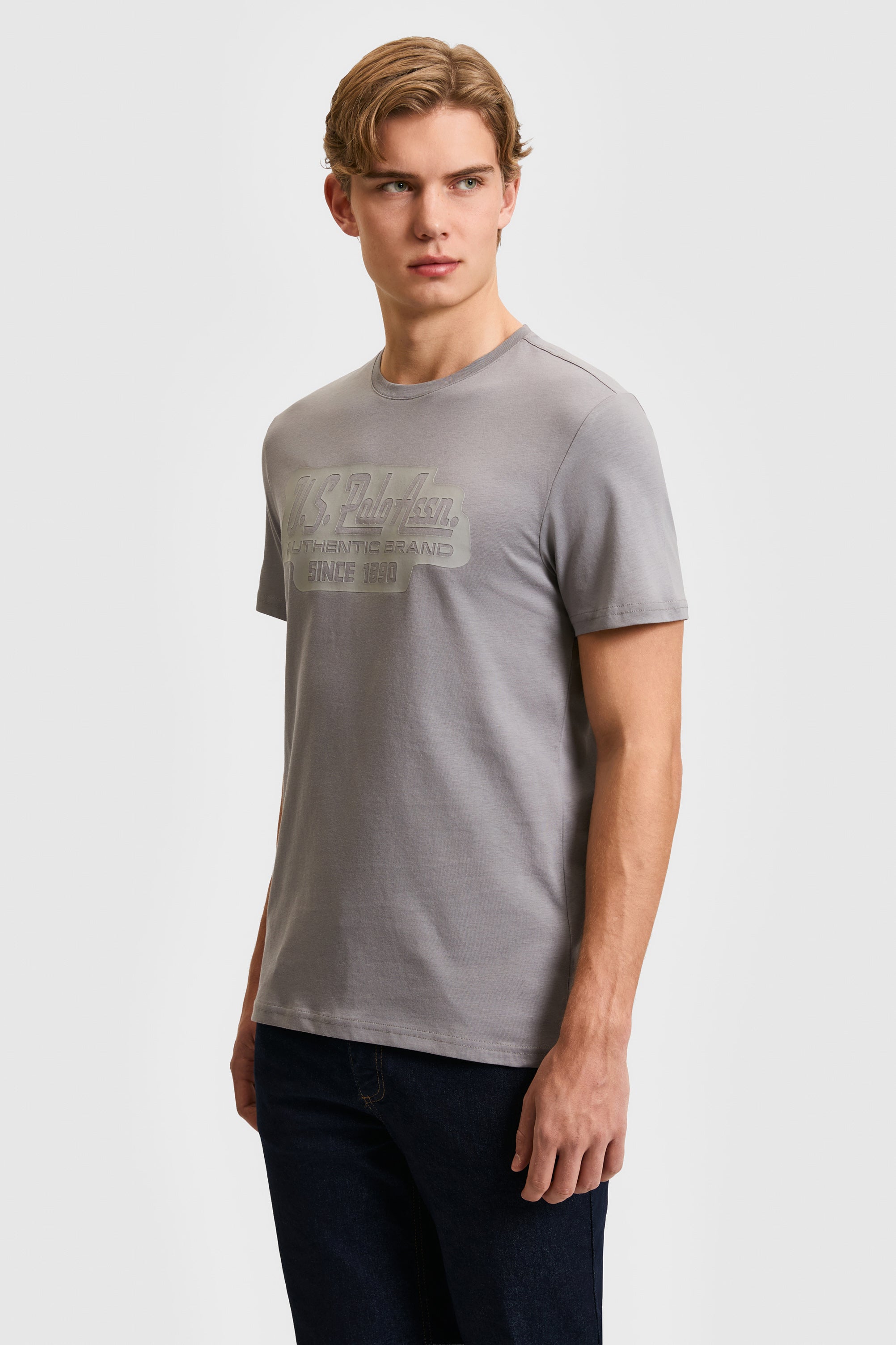Tricou Barbat Cu Decolteu La Baza Gatului Si Imprimeu Logo