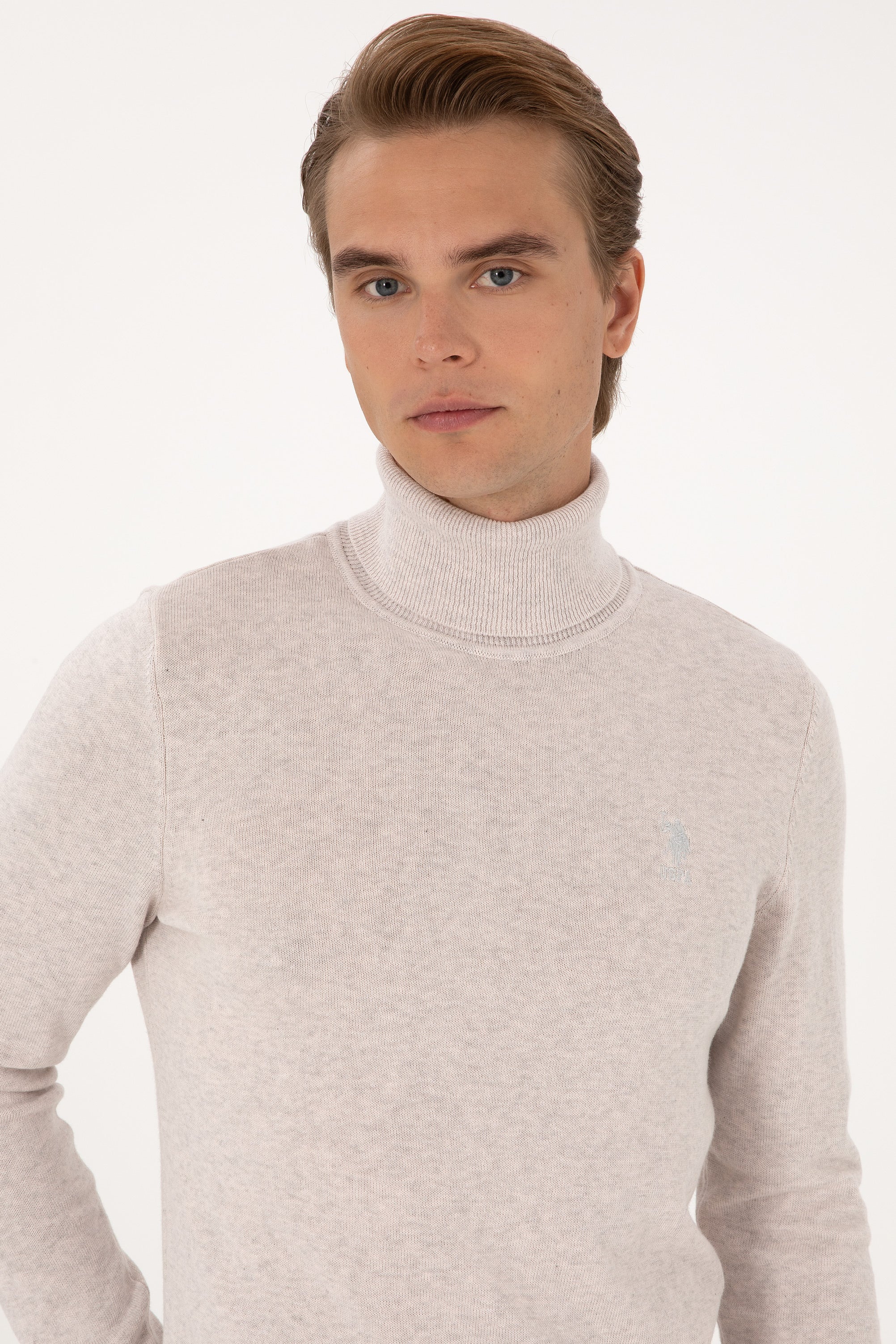 Pulover Barbat Bej Cu Guler Inalt si Logo Brodat