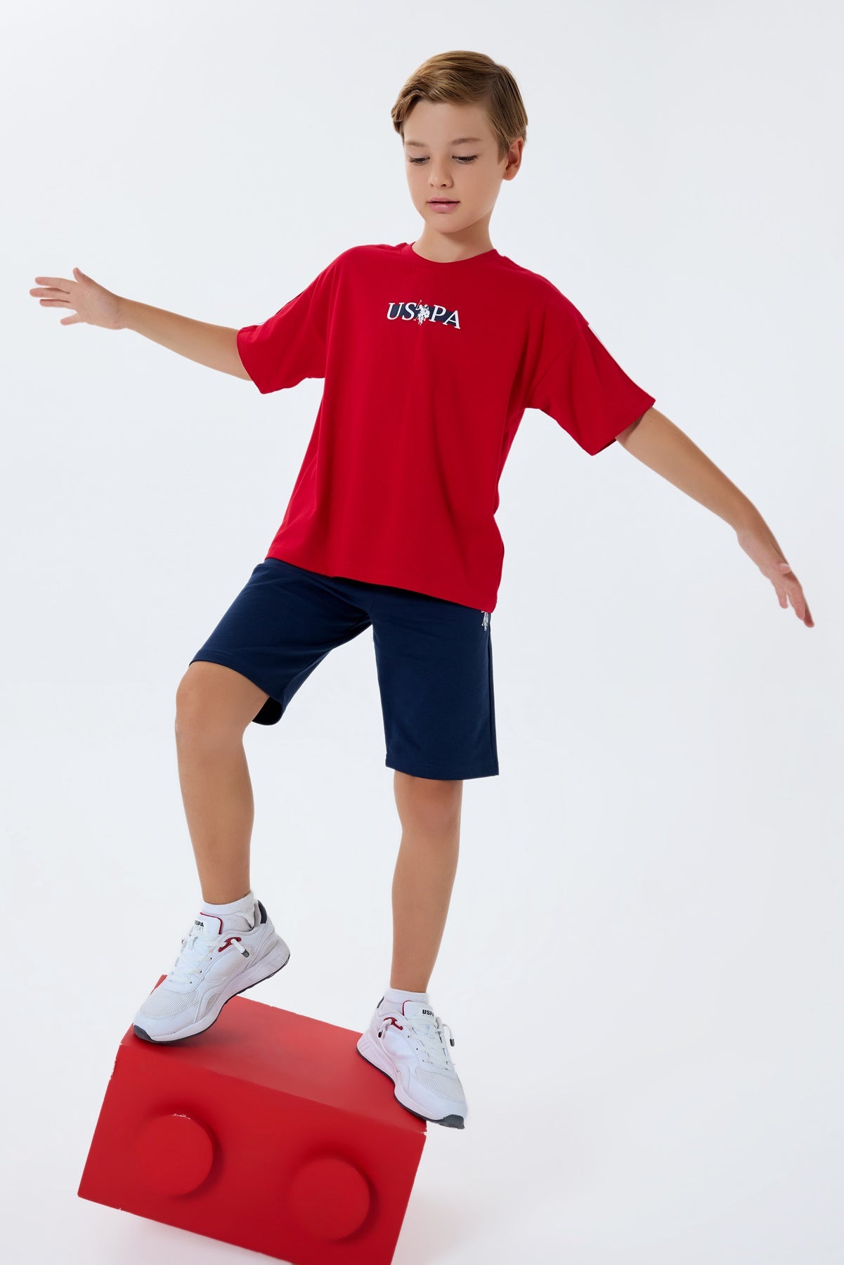Set 2 Piese Băieți - Tricou Roșu Oversize cu Logo Și Pantaloni Scurți Bleumarin