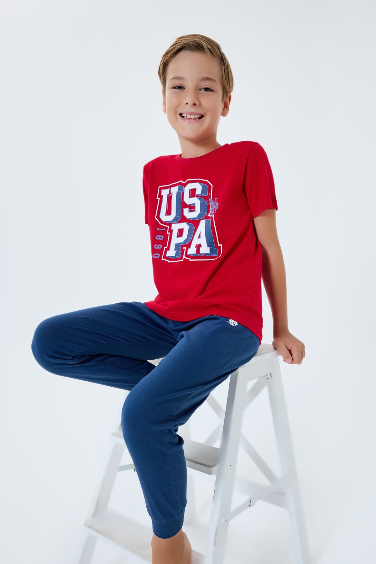Set 2 Piese Băieți - Tricou Roșu Cu Imprimeu Logo Și Pantaloni Lungi Bleumarin