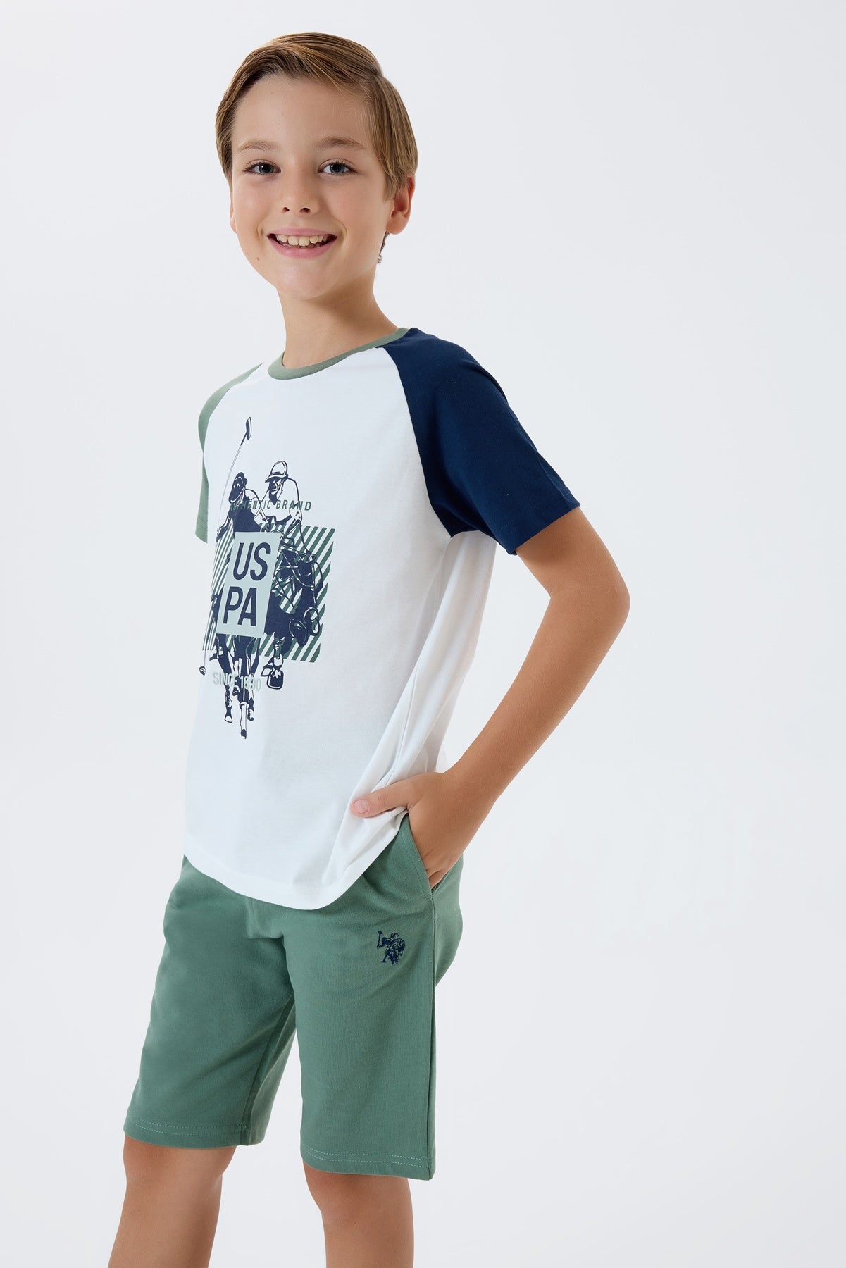 Set 2 Piese Băieți - Tricou Alb cu Imprimeu Logo Și Pantaloni Scurți Verde Salvie