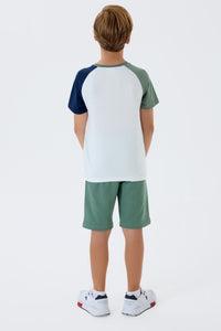 Set 2 Piese Băieți - Tricou Alb cu Imprimeu Logo Și Pantaloni Scurți Verde Salvie