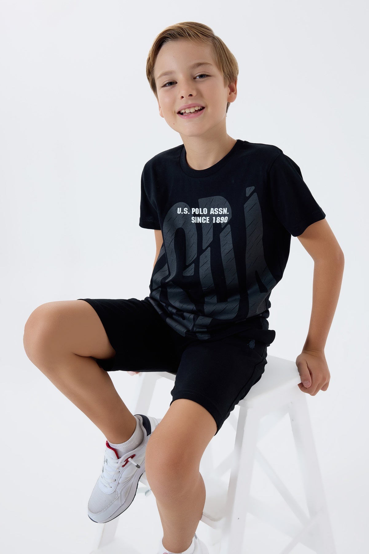 Set 2 Piese Băieți - Tricou Și Pantaloni Scurți Pe Negru Cu Imprimeu Logo