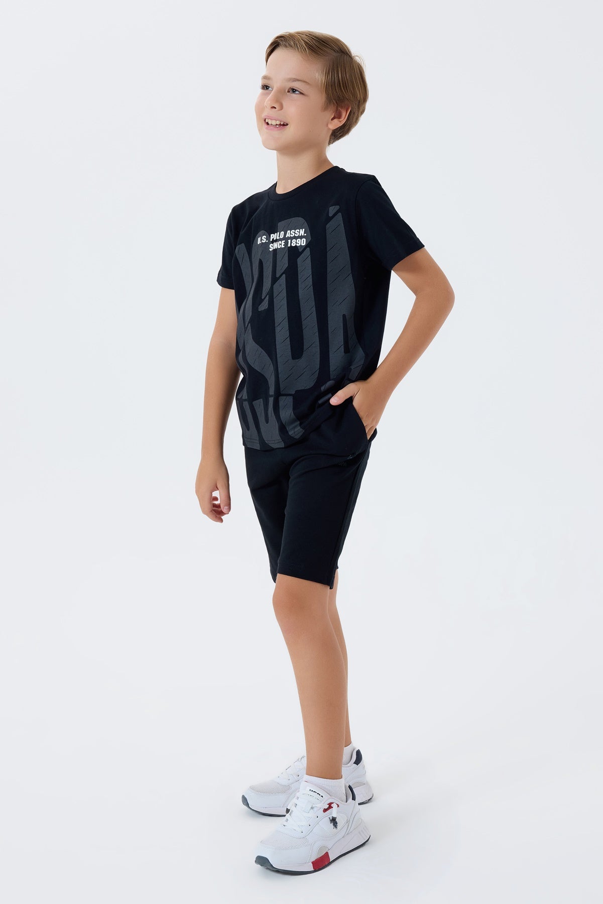 Set 2 Piese Băieți - Tricou Și Pantaloni Scurți Pe Negru Cu Imprimeu Logo