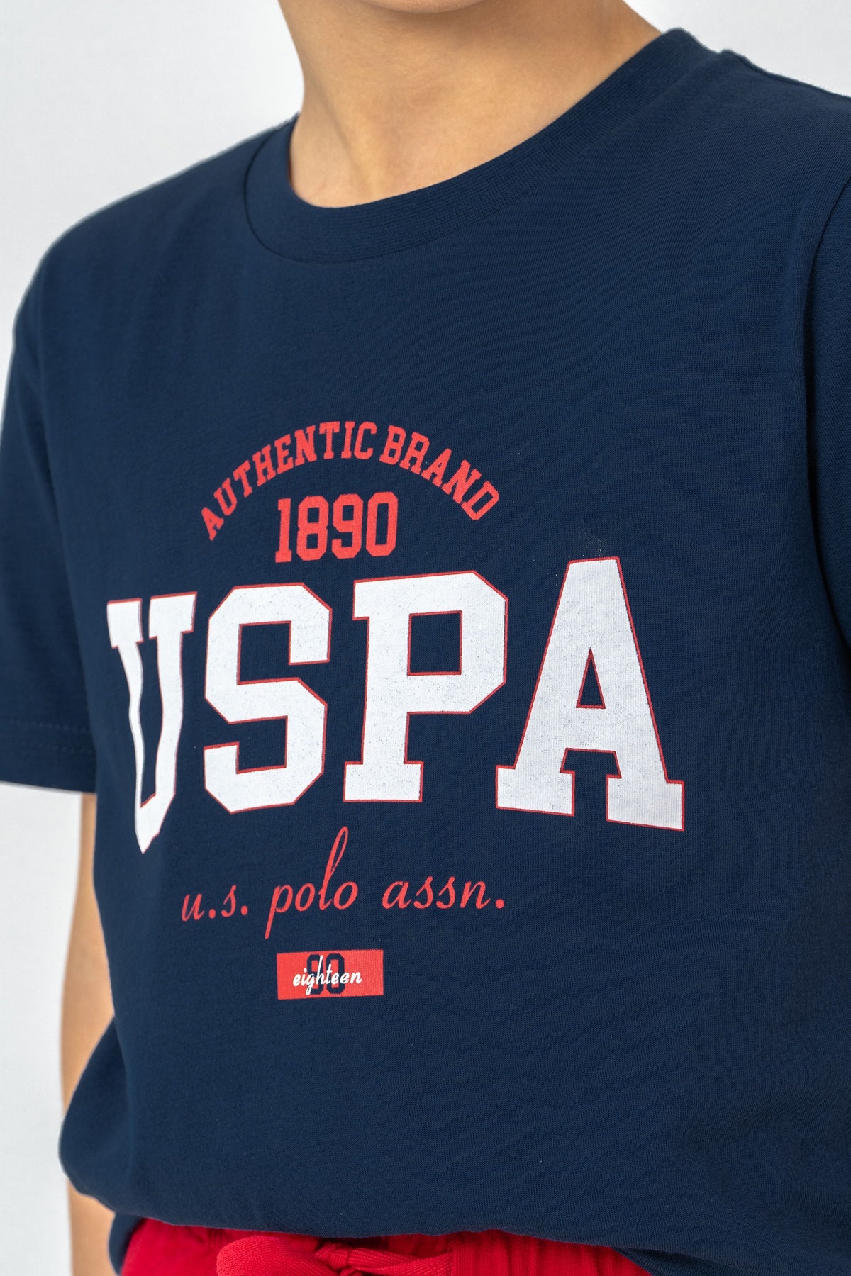 Set 2 Piese Băieți - Tricou Bleumarin Cu Print Logo Și Pantaloni Scurți Pe Roșu