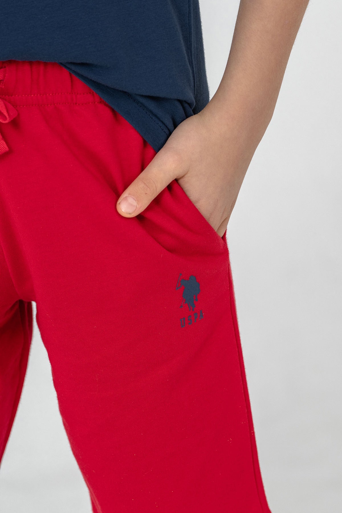 Set 2 Piese Băieți - Tricou Bleumarin Cu Print Logo Și Pantaloni Scurți Pe Roșu