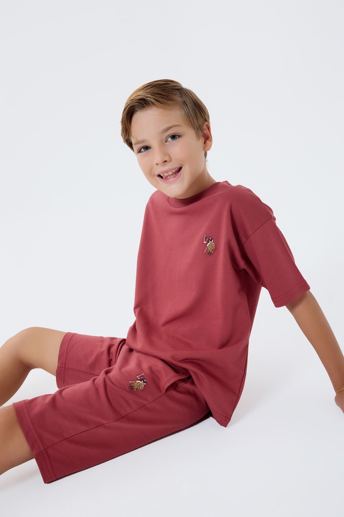 Set 2 Piese Băieți - Tricou Și Pantaloni Scurți Oversize Pe Roșu Caramiziu cu Logo Colorat